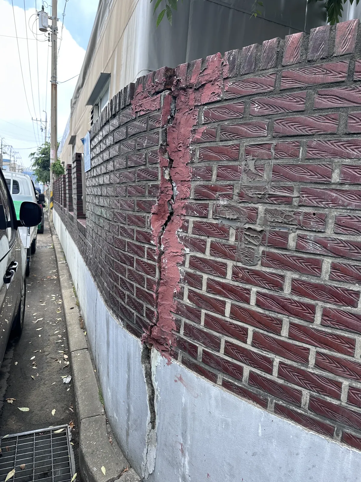 벽돌담장 균열 색맞춤 보수 대표 사진